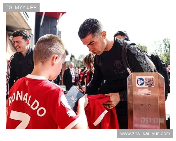 小球迷场边举牌获球星球衣，暖心互动社交媒体疯传