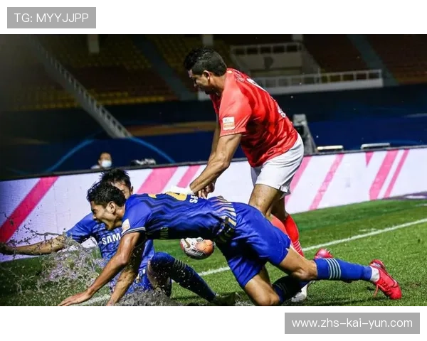 雨战中皮球滑脱,门将扑救失误致滑稽乌龙